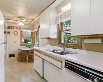 House in a quiet neighborhood 13 mins from downtown, airport and mall of america - Mineápolis - Cocina