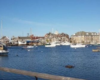 Charming, Family Friendly and Convenient 4-Bedroom Cottage in Woods Hole - Falmouth - Living room