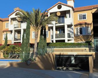 2 BR 2BA condo with AC, 2 parking spots, pool, walk to eat and shop - San Diego - Building