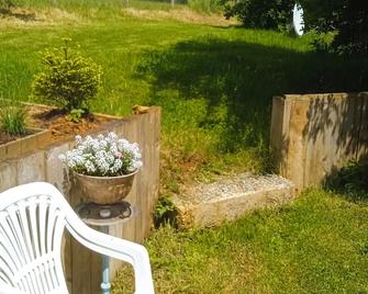 Een huistje naast de velden - Williers - Patio