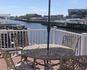 Relax In Beach Haven West And Watch The Boats Go By !!! Off Season Rentals Avail - Manahawkin - Balcony
