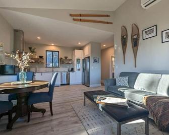 New Modern Home-Valley View-Central - Camino - Living room