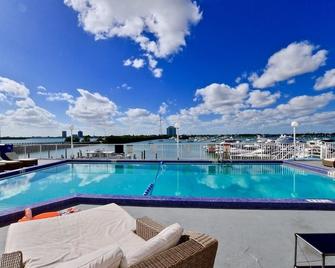 Stylish place with amazing views (free parking) - North Bay Village - Pool