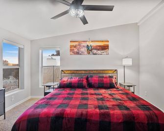 Private Retreat w/ Wi-Fi & Firepit Near Grand Canyon Railway and South Rim - Williams - Bedroom