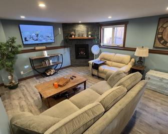 Beautiful Suite In Cranbrook! - Cranbrook - Living room