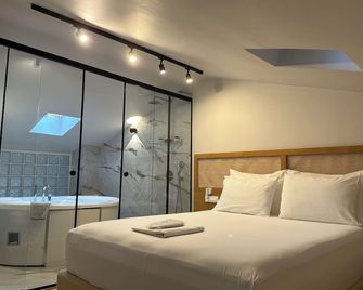 Belle Athenes - Luxury Rooms at Monastiraki Railway Station - Athens - Bedroom