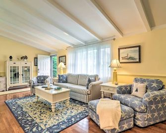 Charming Hyannis Cottage 1 Mi to Beach! - Hyannis - Living room