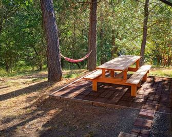 Newer RV on Private Wooded Acre - Grants Pass - Patio
