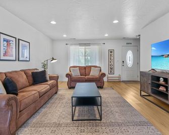 Newly Remodeled Home Near Zion - Outdoor Grill - La Verkin - Living room