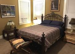 The Hornet Nest br(Old World Charm) - Montgomery - Bedroom