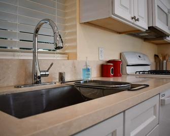 Low cost Luxury Brand New Private one Bedroom in Woodland Hills, CA - Woodland Hills - Kitchen