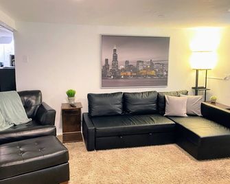 King Bed, Personal Parking & In-Unit Laundry! - Chicago - Salon