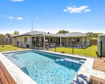 Family-Friendly Home with Private Pool and BBQ - Buderim - Piscina