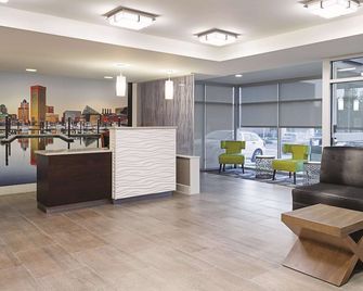La Quinta Inn & Suites by Wyndham Baltimore N / White Marsh - Baltimore - Lobby