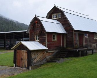 Little Beaver Creek Ranch Four Bedroom Guest House - Trout Creek - Edificio