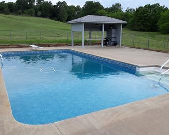 Country lake retreat with Pool and Boat Dock! Cozy + food/attractions nearby! - Checotah - Piscina