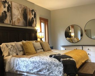 Seabrook Farmhouse with Hot Tub & Swimming Pool, 4 min to Butchart Gardens - Saanichton - Camera da letto
