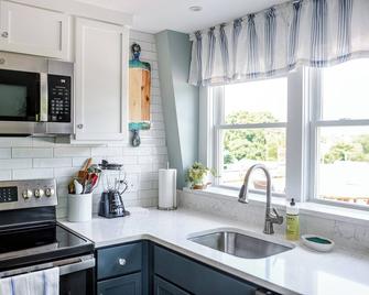 Private Rooftop Deck & Apartment with water views. Close to the train to Salem! - Rockport - Keittiö