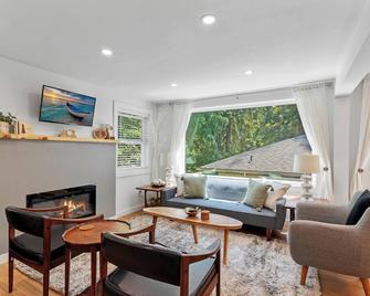 Forest Bathing Escape @ Creek, Firepit, Yoga Deck, Games & King Bed - Seattle - Living room