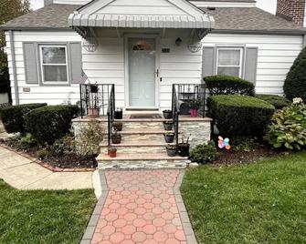 1 bed room basement apartment. - East Meadow