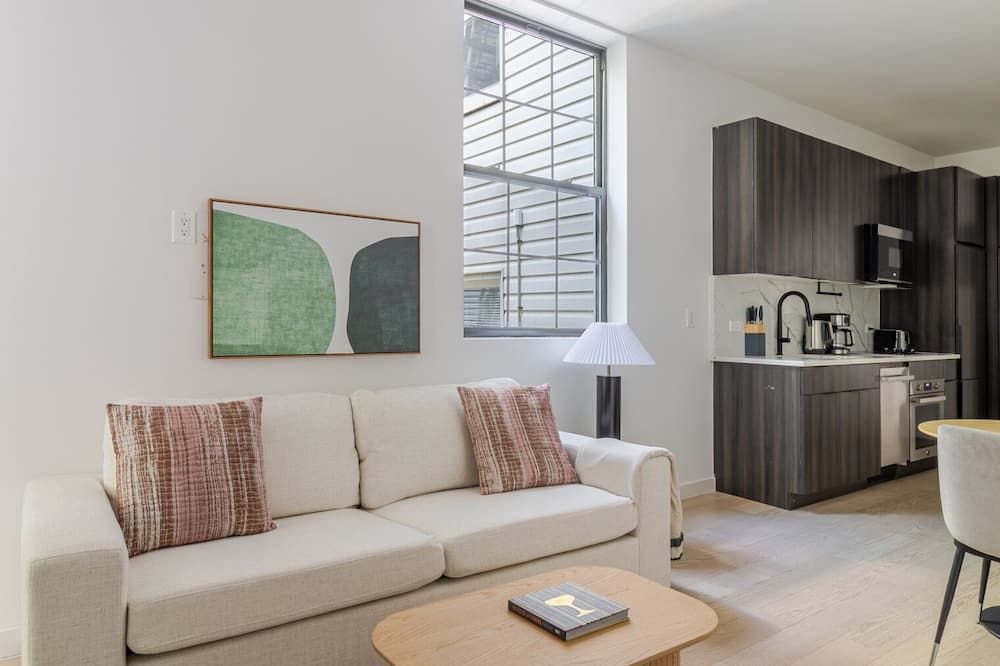 Blueground | Greenpoint, terrace, nr McCarren Park - نيويورك - غرفة معيشة