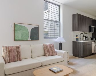 Blueground | Greenpoint, terrace, nr McCarren Park - نيويورك - غرفة معيشة