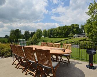 Cosy Holiday Home with Sauna, Terrace - Butgenbach - Terasa