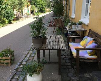 Super family friendly area, park nearby with great playgrounds and common pool. - Copenhagen - Patio