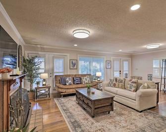 Waterfront Port Richey Getaway W/ Shared Dock - Port Richey - Living room