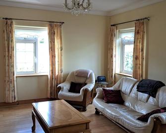 Spacious 6-Bed House 10 minutes from Knock Airport - Ballaghaderreen - Living room