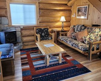 Howling Wolf Cabin-Dog Friendly, Close to the River and Walk to the Ski Trail! - Winthrop - Living room