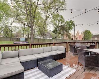 East Nash Retreat- Sleeps 10, Yard, Walk to Bars! - Nashville - Patio