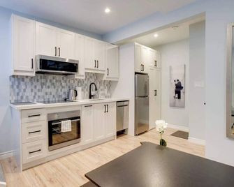 Casa Queen Hotel Leslieville Stylish Suite w Patio - Toronto - Kitchen