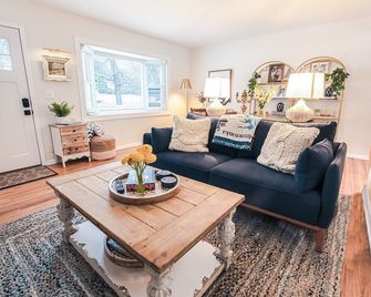 'Garden Getaway' by Gleason Lake by Roxy Rentals - Minneapolis - Living room