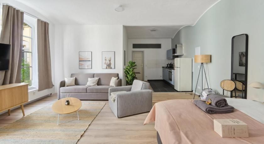 Living room view of Limehome Dresden Jordanstraße