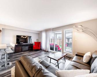 Charming home 5min from the lake - Chambly - Living room