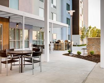 TownePlace Suites by Marriott Kansas City Airport - Kansas City - Patio