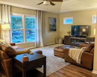 Cozy 3br W/ Pool, Fire Pit, Near Kc Stadiums & Fun - Grandview - Sala de estar