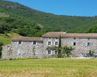 Charming house suitable for large families with swimming pool in a preserved site - Saint-Martin-sur-Lavezon - Building