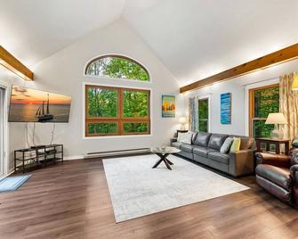 Scandia - Hot Tub, Arcade, Dog-Friendly, and Walk to Marina! - Sister Bay - Living room