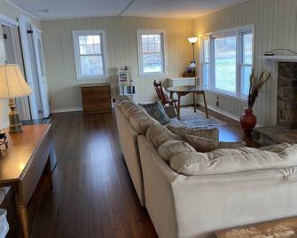 Charming Beach House 2 BR, 1.5 BTH with waterfront ocean views. - Guilford - Wohnzimmer