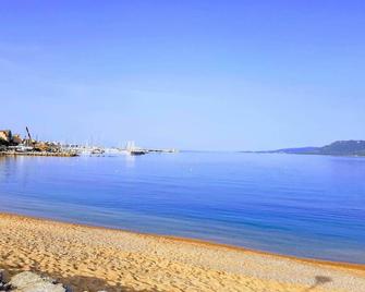 Mare E Monti - Porto Pollo - Plage
