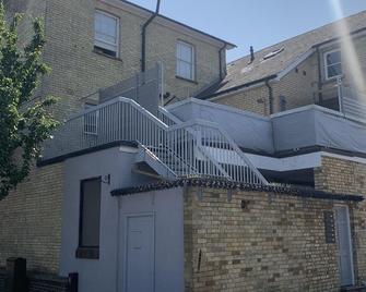 A Lovely One Bedroom Apartment - Centre of Town - Royston - Building