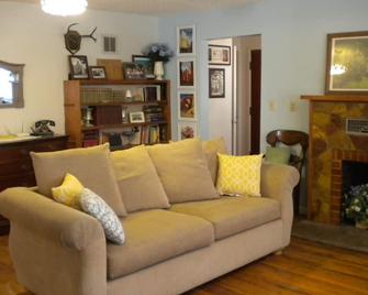 Zion and Bryce Canyon Getaway - Glendale - Living room