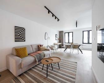 Inviting 5-Person Duplex in Vibrant Antwerp - Amberes - Sala de estar