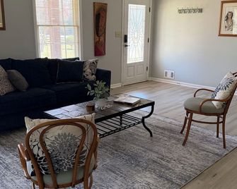 Spacious 4-bedroom house - 316 and Shopping - Dacula - Sala de estar