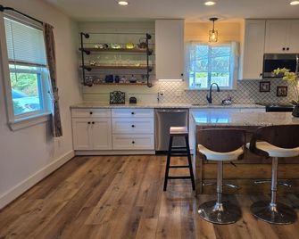Spacious 4BR house tranquil lakeview w boat launch beach access/park extra prkng - Jacksonville - Küche
