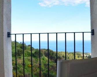 Agunì Agriturismo & Locanda - Palizzi - Balcón