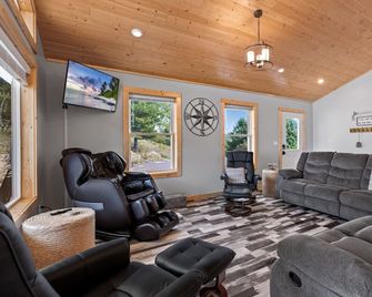 Lakefront home, Beach, Hot tub, Sunsets, Firepit, near McLain State Park - Hancock - Sala de estar
