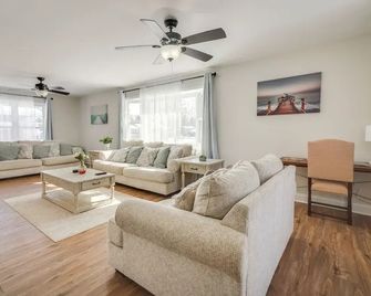 1/2 Mi to Lake Geneva: Home w/ Game Room - Lake Geneva - Living room